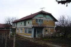 Villa in Lom