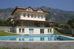 2 Bedroomed Duplex Apartment with Large Shared Pool & Stunning Mountain Views