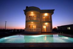 Luxurious golf villas and apartments near golf courses
