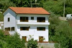 Detached house with 4 floors with 2 apartments on the 1st and 2nd floor