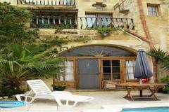 Ready to move in!!!   3 bed HOC with pool