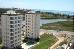 Fantastic seaview and riverview at these golf apartments.