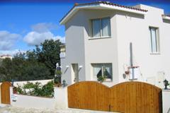 Immaculately presented 2 bedroom villa near to golf course