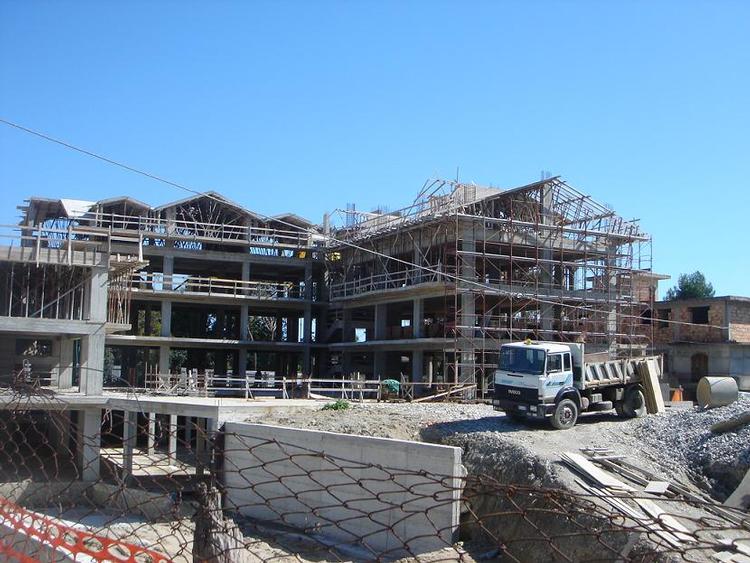 Apartments with pool at 450 meters from sandy beach.