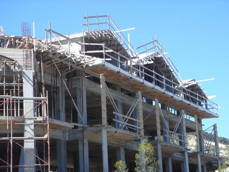 Apartments with pool at 450 meters from sandy beach.