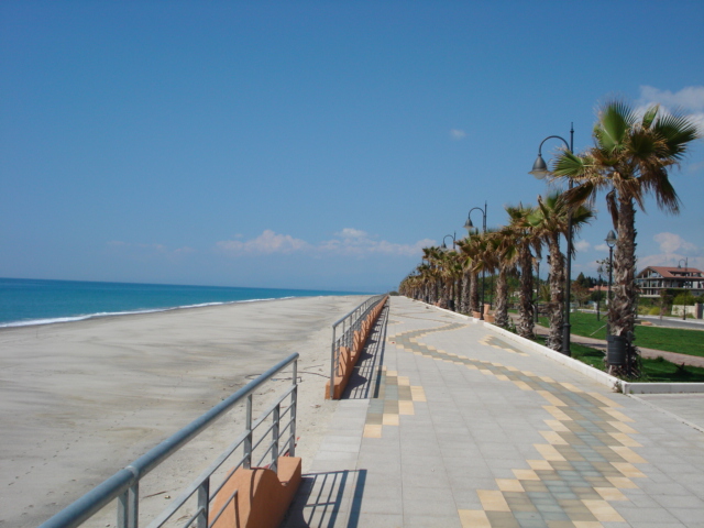 Apartments with pool at 450 meters from sandy beach.