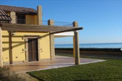 Ample townhouses in front of a marvellous beach. 