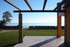 Ample townhouses in front of a marvellous beach. 