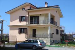 High quality villas with private garden at only 700 metres from the Sea.
