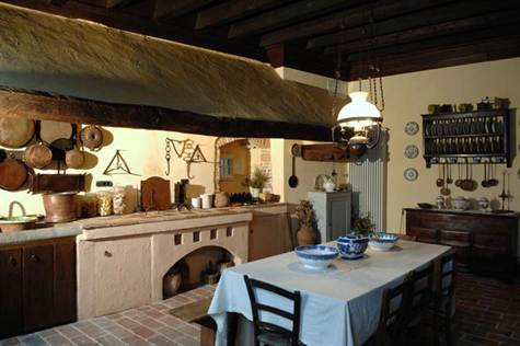 Villa - House For Sale in Castiglione di Garfagnana, Lucca, Italy