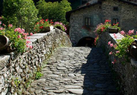 Villa - House For Sale in Castiglione di Garfagnana, Lucca, Italy