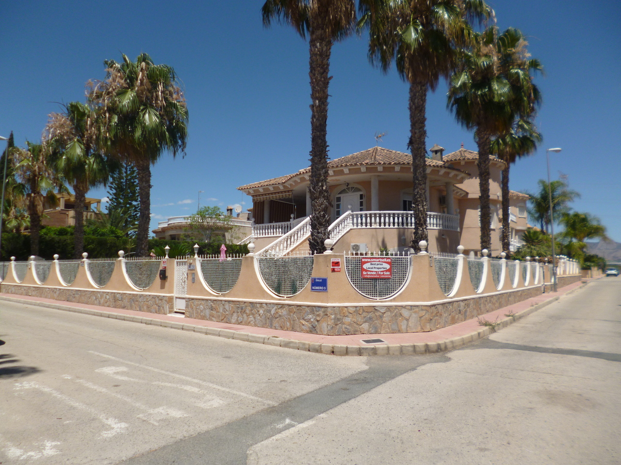 4-bed Apartment for sale in Alicante, Spain
