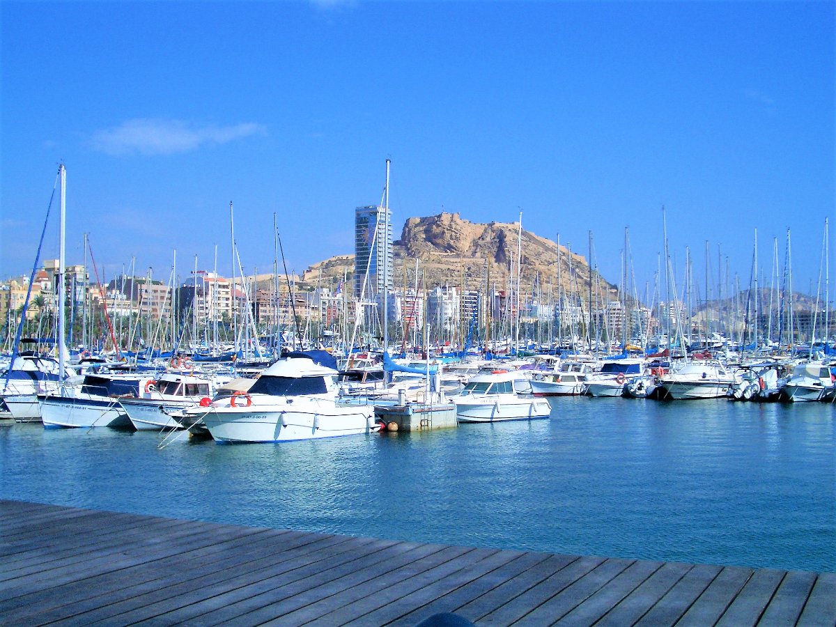 Photo 6 of Ultra-modern apartment 10-minutes from Alicante airport and beach!