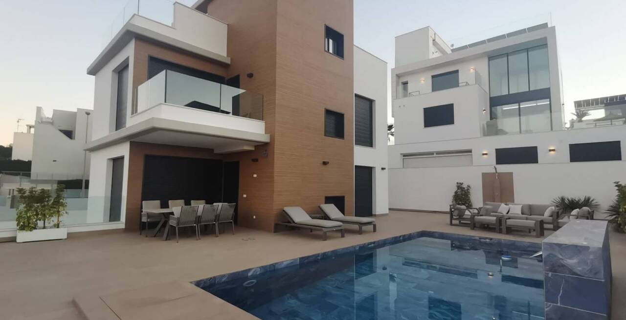 6-bed Apartment for sale in Alicante, Spain