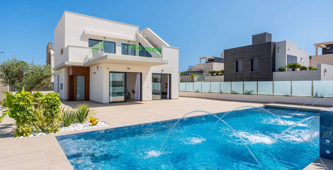 3-bed Apartment for sale in Alicante, Spain