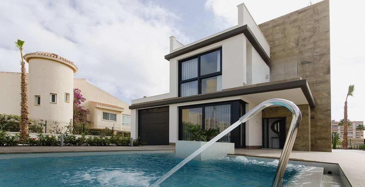 4-bed Apartment for sale in Alicante, Spain