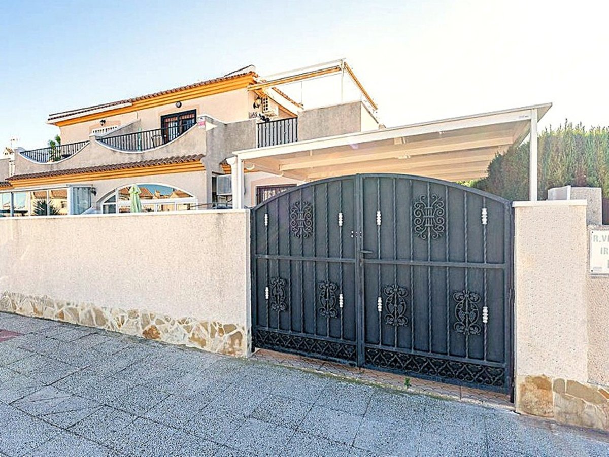 Photo 4 of 3-bedroom semi-detached house walking distance from beach!