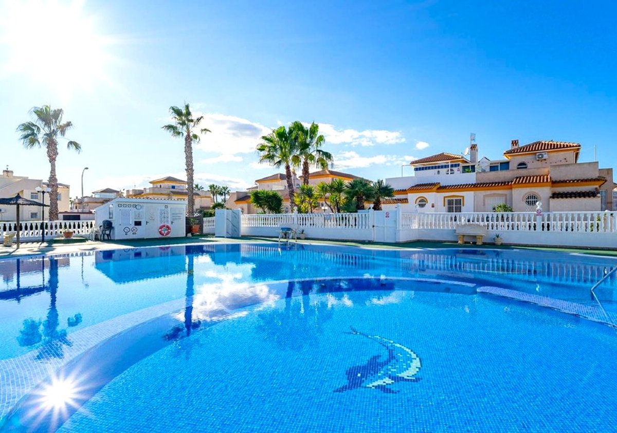 Photo 2 of 3-bedroom semi-detached house walking distance from beach!