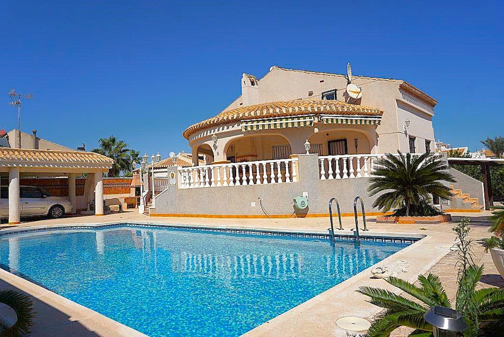 Photo 8 of Grand detached villa with high ceilings and private pool!