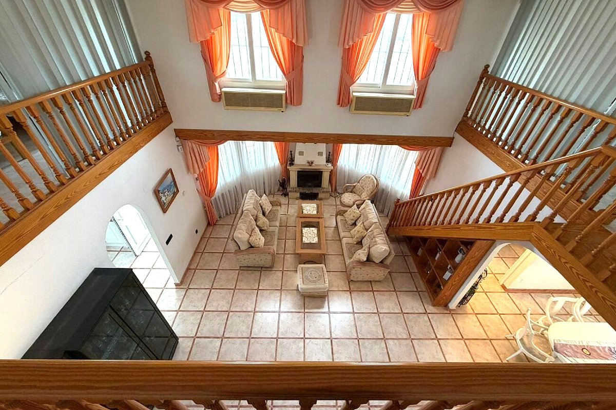 Photo 3 of Grand detached villa with high ceilings and private pool!