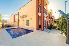 Semi-detached house with private pool, 700 metres from the beach!