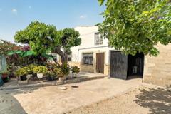 Detached villa with land. Perfect finca DIY project!