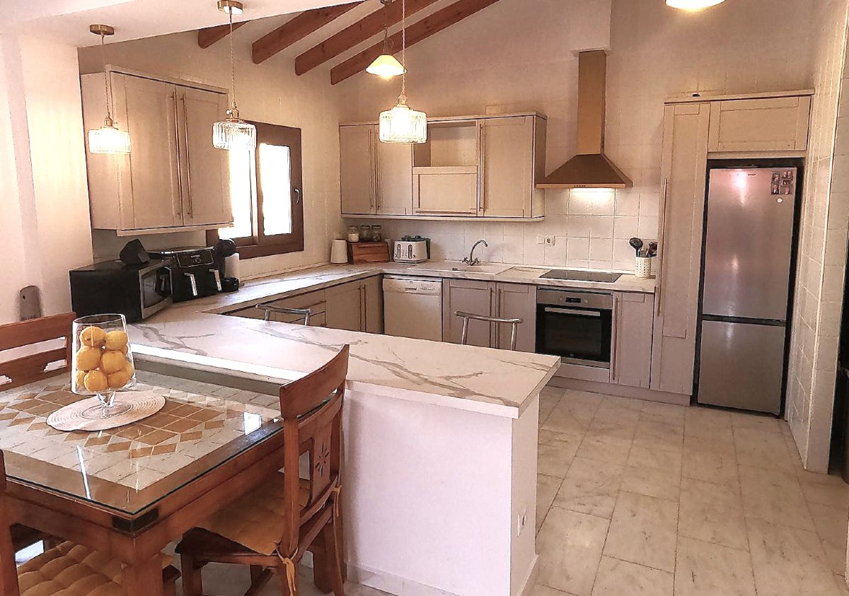 Photo 2 of Stunning detached villa with separate guest accommodation!