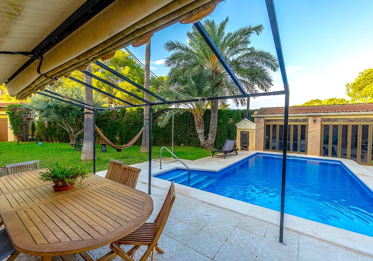 Photo 3 of Villa on large plot with private pool, sauna and Jacuzzi!