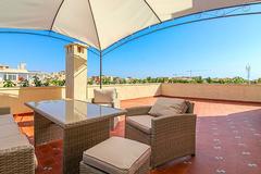 Penthouse with sea views. Walking distance from beach!