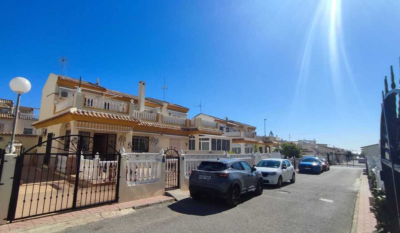 3-bed Apartment for sale in Alicante, Spain