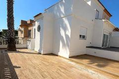 Modern house with solarium and garden walking distance from beach!