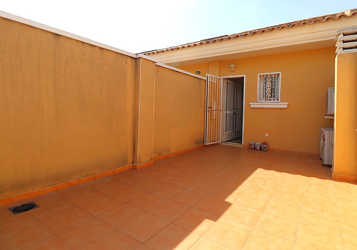 Photo 3 of Semi-detached house with solarium and garage!