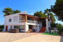 Detached villa with separate accommodation and own entrance! 