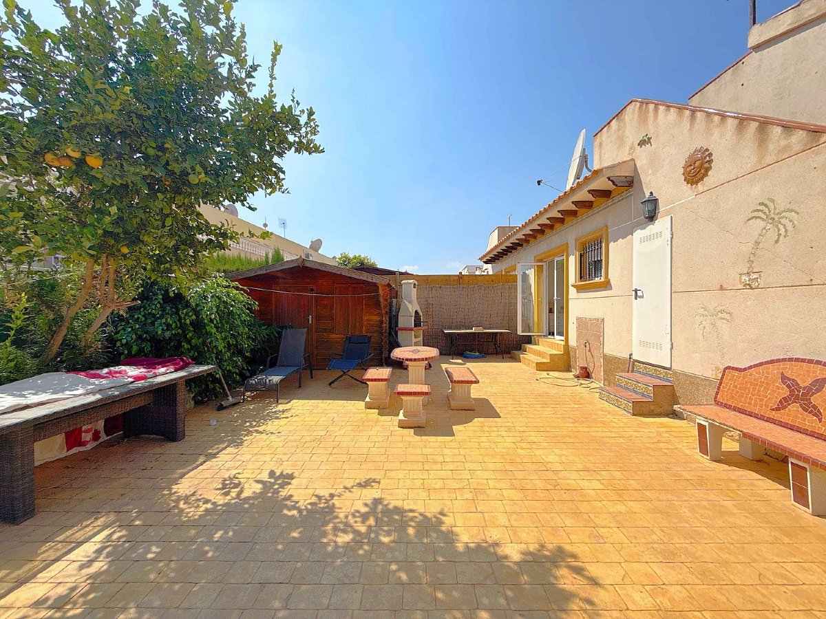 Photo 4 of Villa/bungalow on large corner plot!