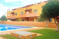 3-bed beachside house with rooftop solarium!
