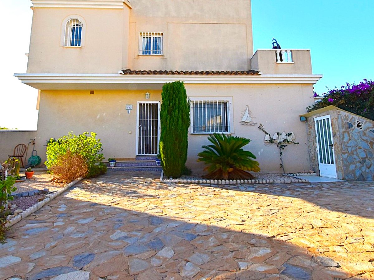 Photo 2 of Corner house with separate accommodation and own entrance!