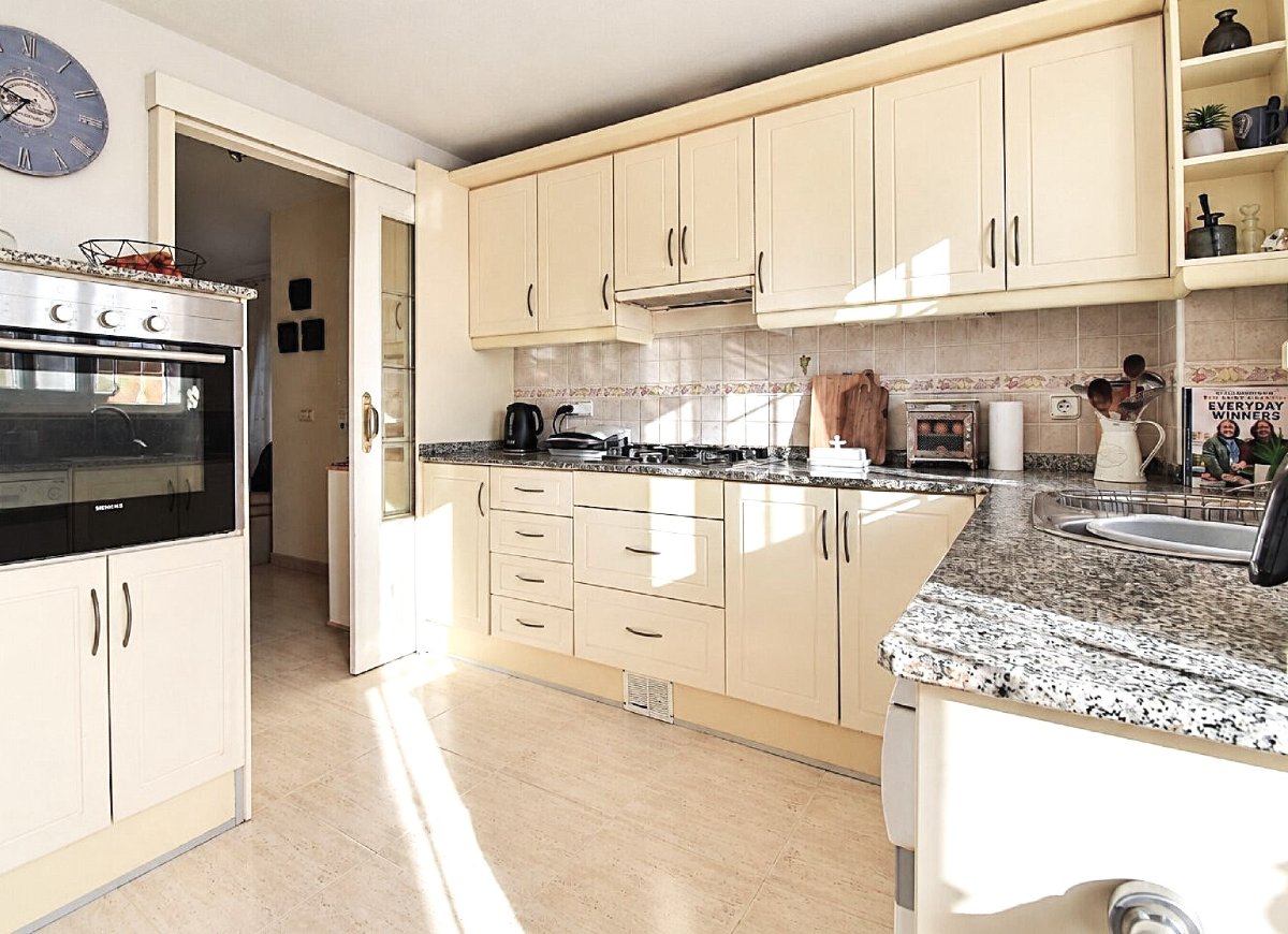 Photo 7 of Corner house with separate accommodation and own entrance!