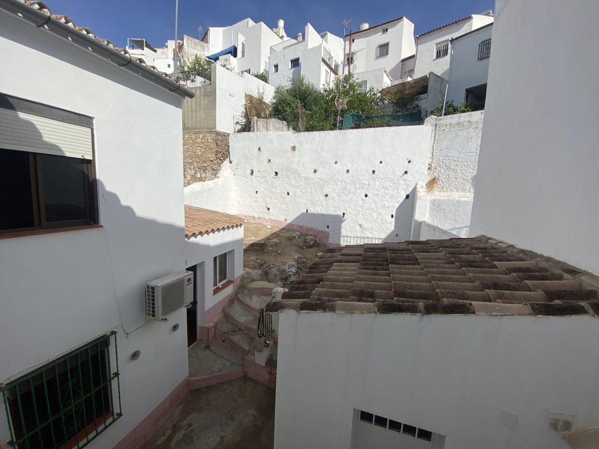Photo 2 of Property in Olvera