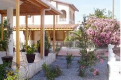 4-bed villa with pool