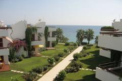 Perfect location with the beach in the front  garden