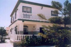 Beautiful semi-detached with front and back patios