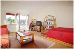 This bright and friendly vacant apartment lies just off west Berlins famous Kurf...